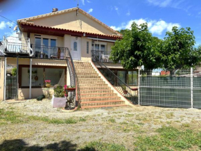 Appartement dans maison au 1er étage avec terrasse jardin ombrage et parking securise